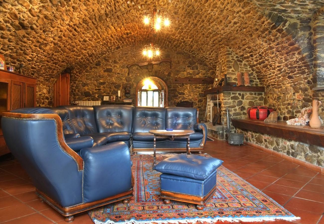 Affascinante Tenuta in Lunigiana – Ideale per Hotel, B&B o Villa Privata