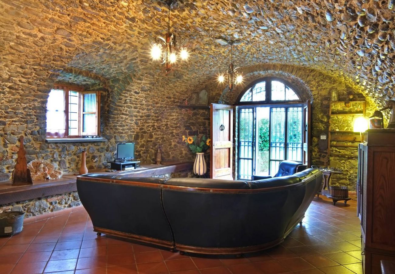 Affascinante Tenuta in Lunigiana – Ideale per Hotel, B&B o Villa Privata