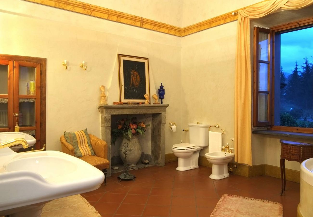Affascinante Tenuta in Lunigiana – Ideale per Hotel, B&B o Villa Privata
