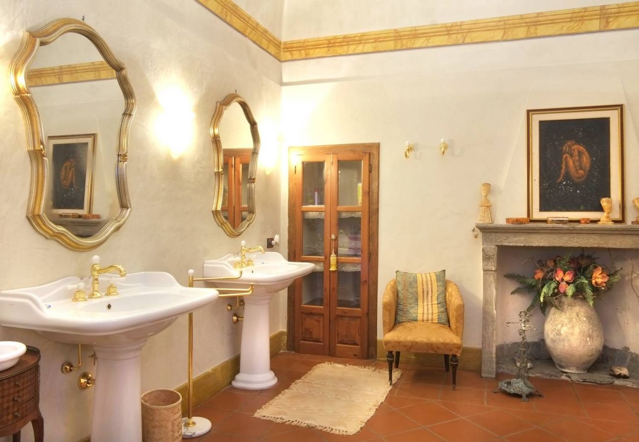 Affascinante Tenuta in Lunigiana – Ideale per Hotel, B&B o Villa Privata