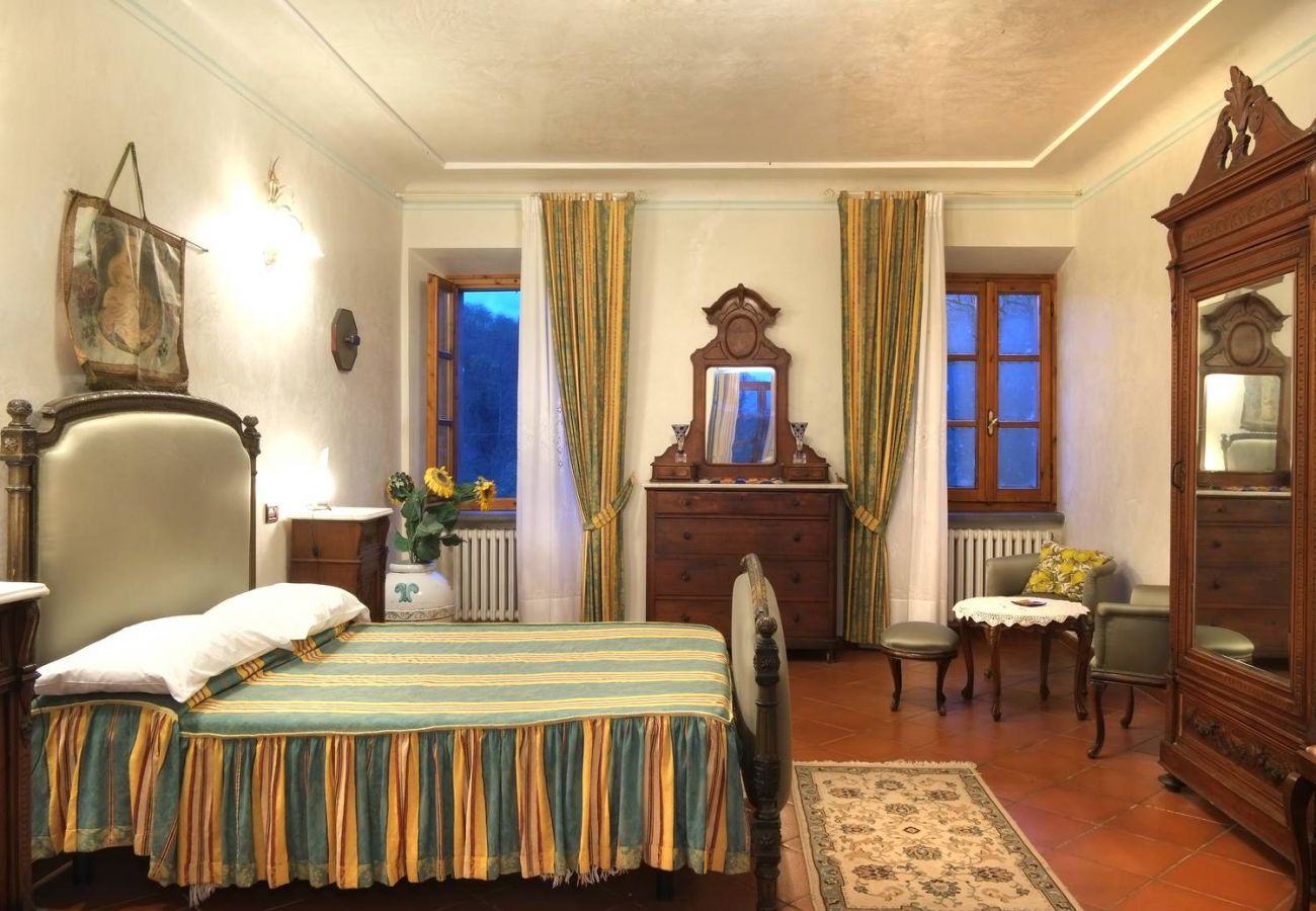Affascinante Tenuta in Lunigiana – Ideale per Hotel, B&B o Villa Privata