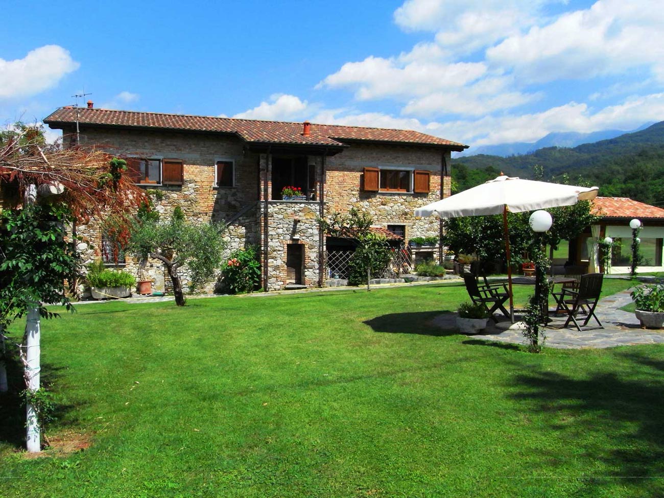 Affascinante Tenuta in Lunigiana – Ideale per Hotel, B&B o Villa Privata