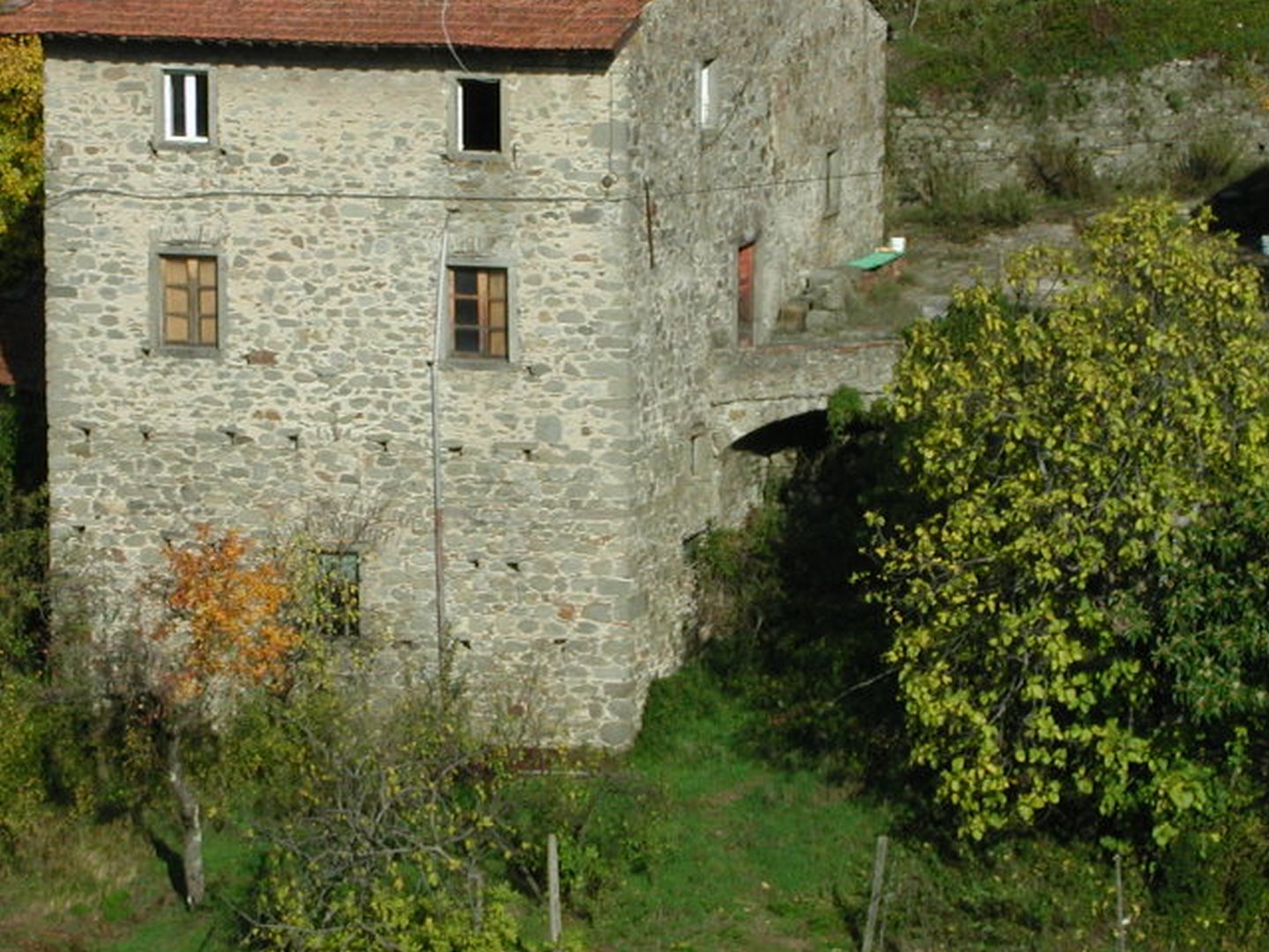 Diversi casali in pietra