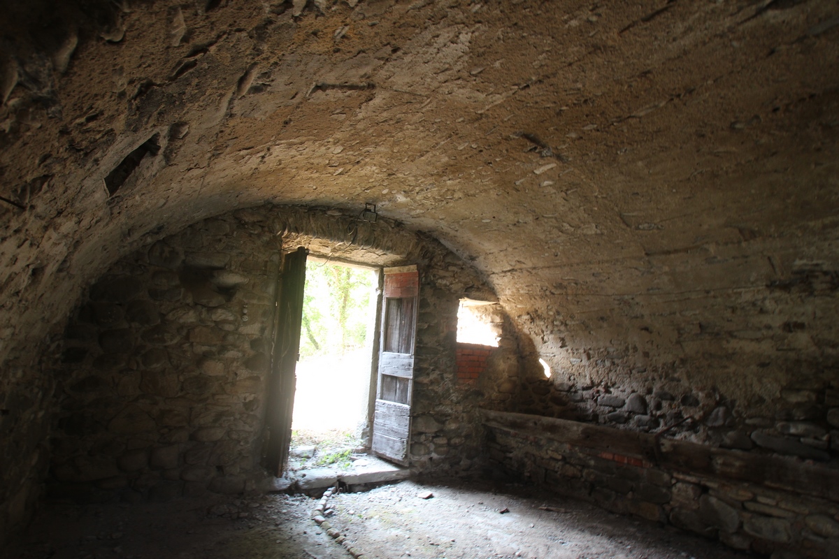 Diversi casali in pietra