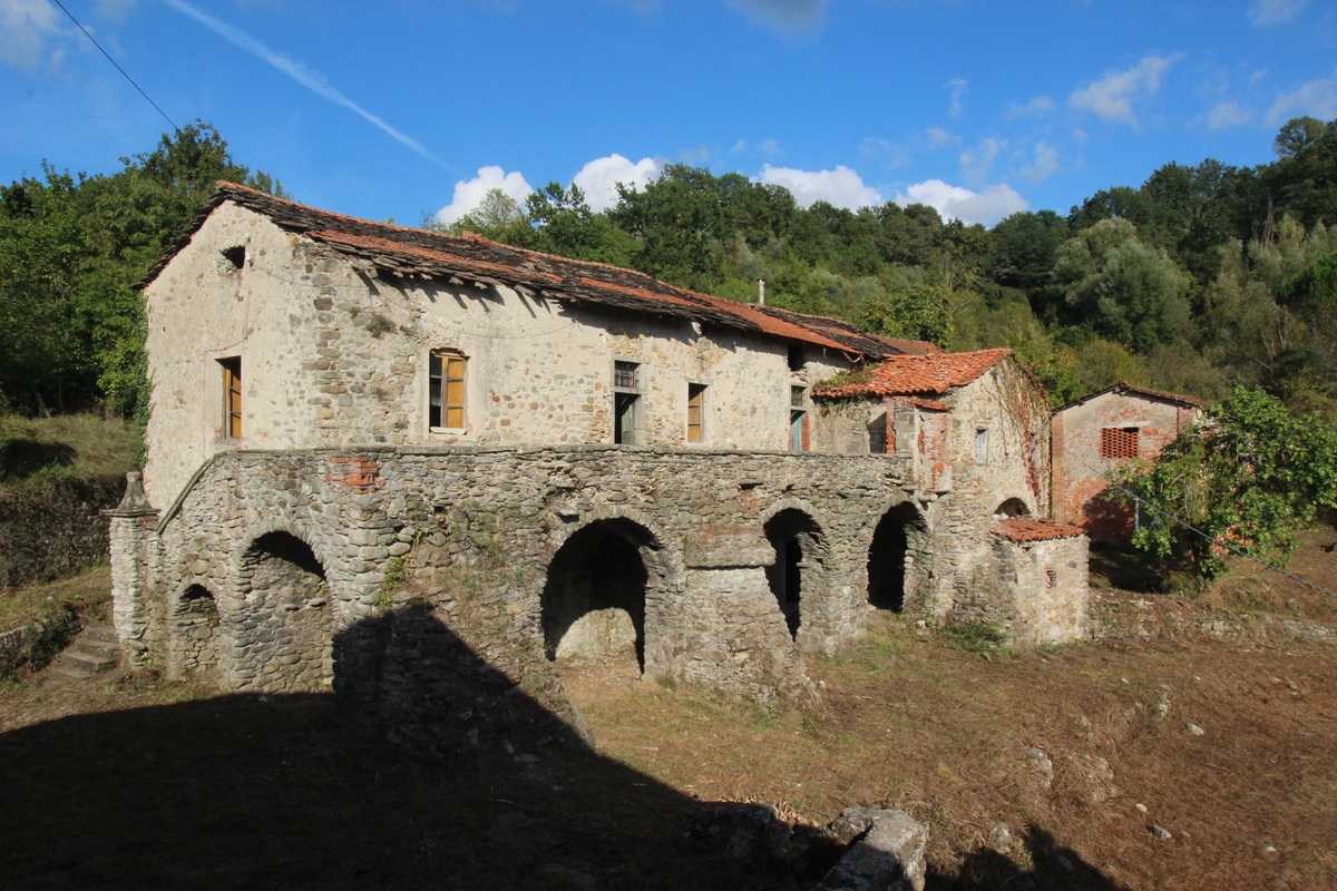 Steinhäuser-Komplex in Pontremoli