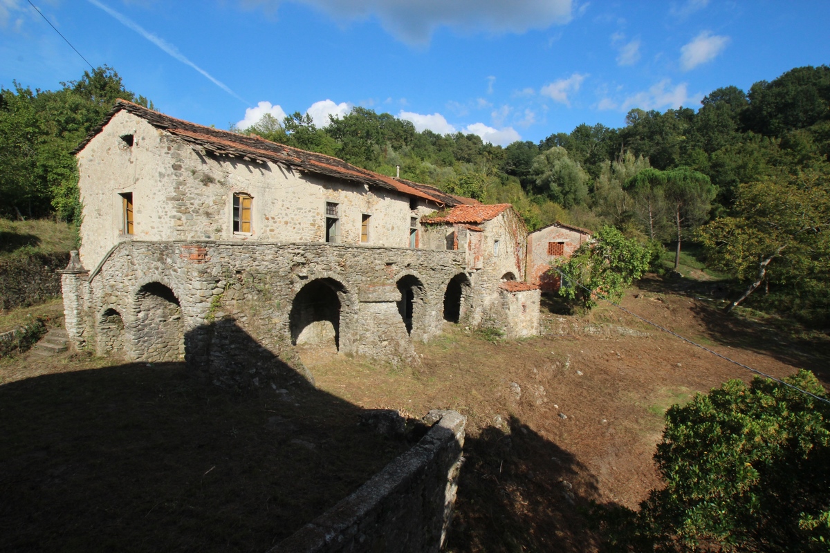 Steinhäuser-Komplex in Pontremoli