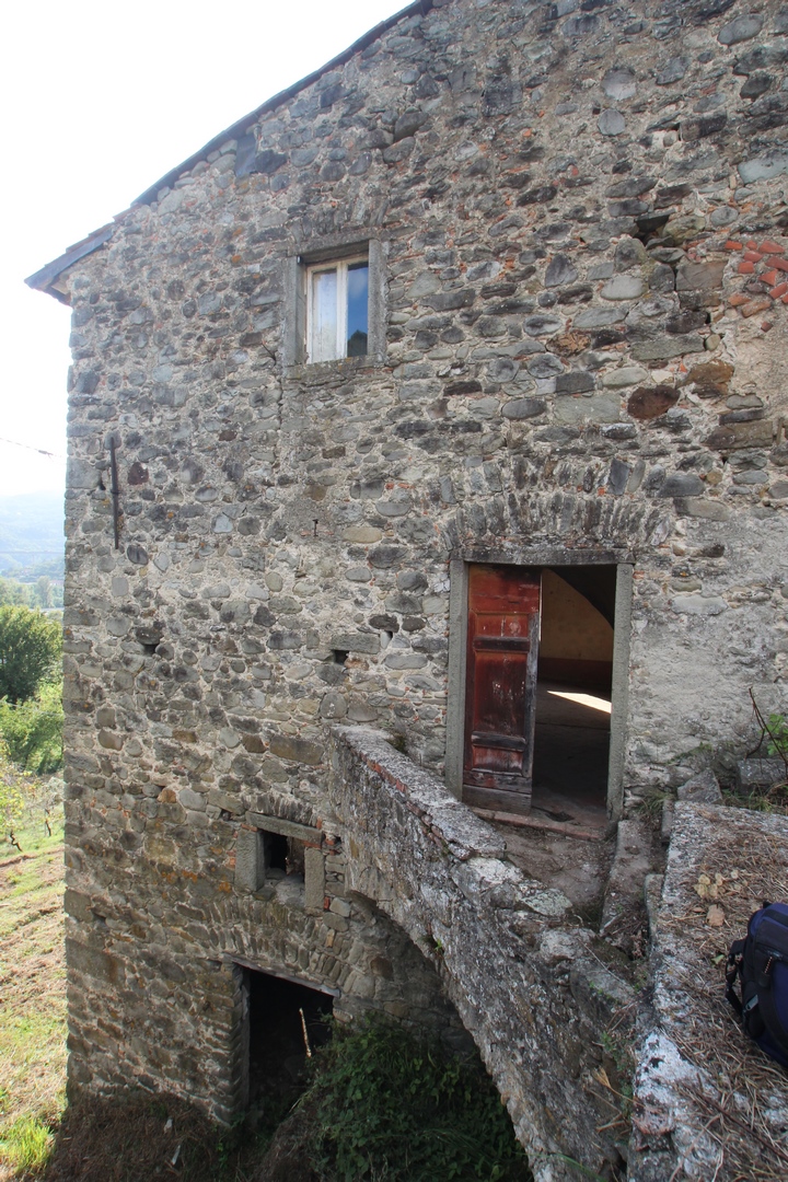 Diversi casali in pietra