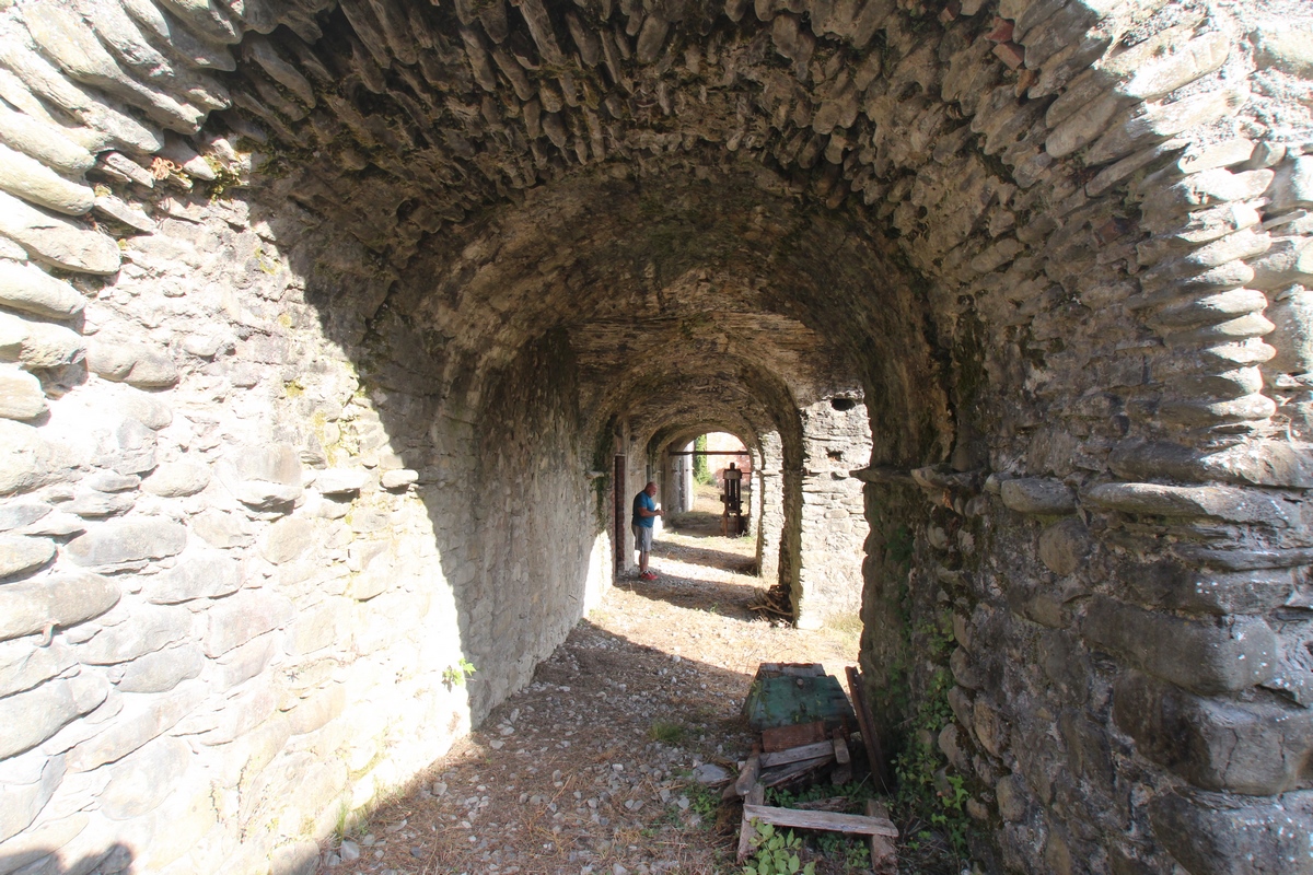 Diversi casali in pietra