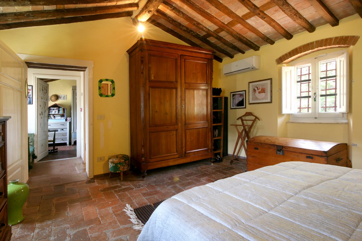 Large rural stone house near Pietrasanta