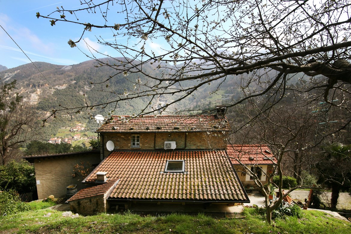 Casa in pietra ristrutturata in bosco sopra Vallecchia di Pietrasanta