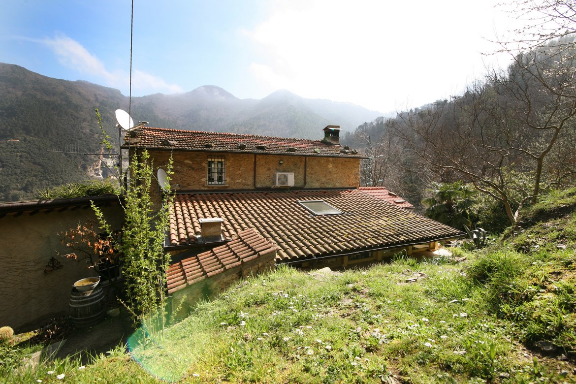 Casa in pietra ristrutturata in bosco sopra Vallecchia di Pietrasanta