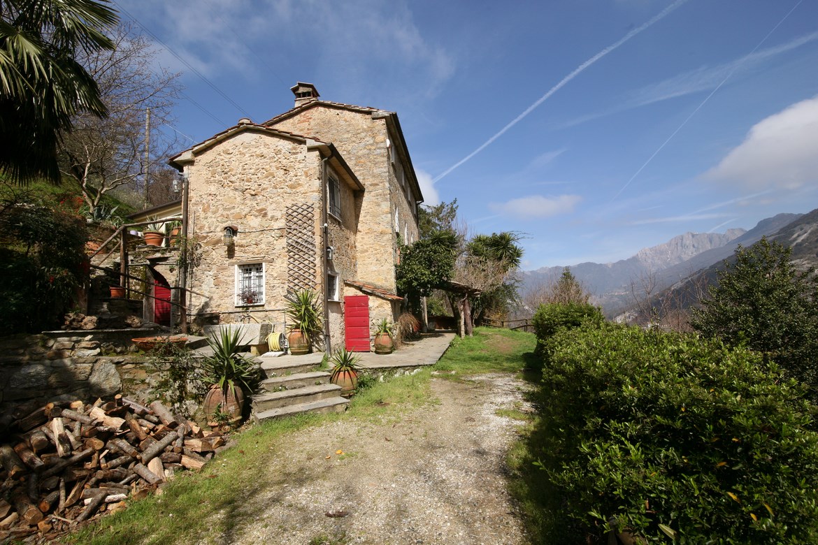 Casa in pietra ristrutturata in bosco sopra Vallecchia di Pietrasanta