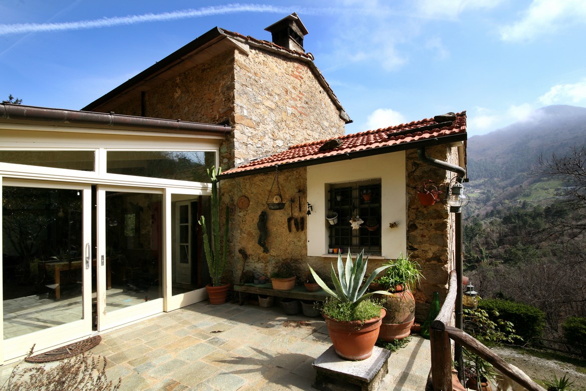 Renoviertes Steinhaus umgeben vom Wald bei Vallecchia