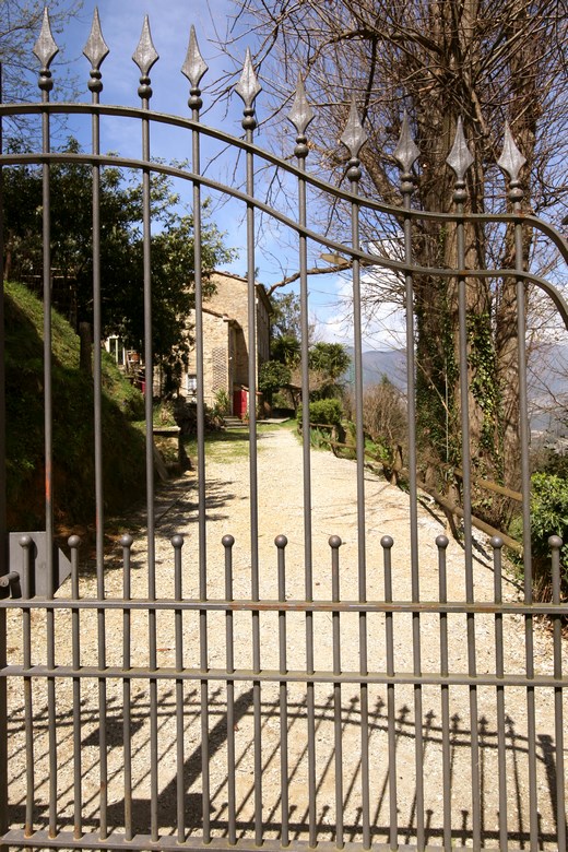 Renoviertes Steinhaus umgeben vom Wald bei Vallecchia