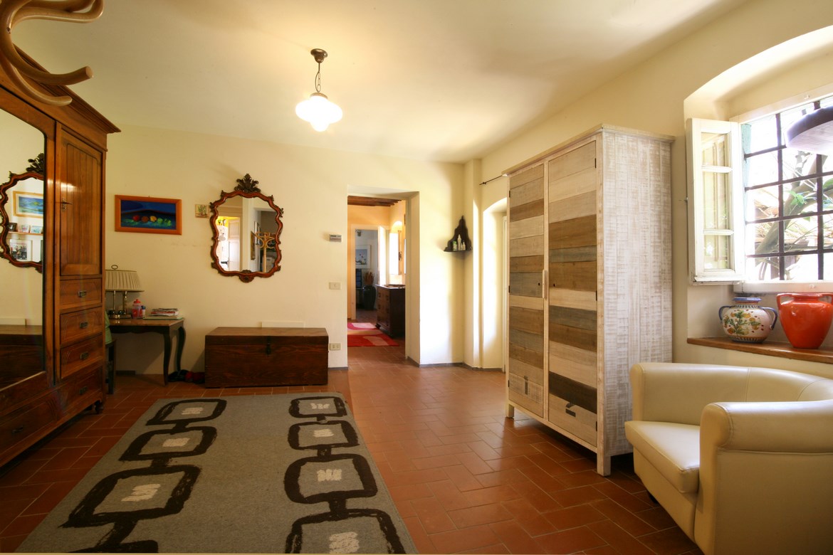 Casa in pietra ristrutturata in bosco sopra Vallecchia di Pietrasanta