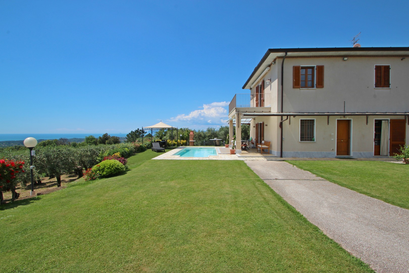 Hochwertige Liegenschaft mit Gästehaus in Versilia