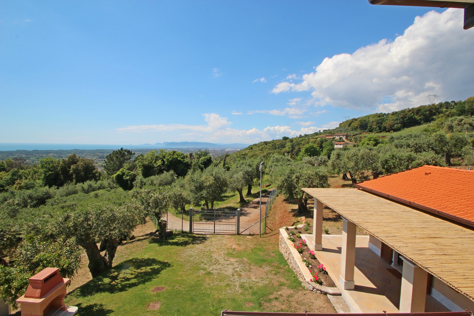 Hochwertige Liegenschaft mit Gästehaus in Versilia