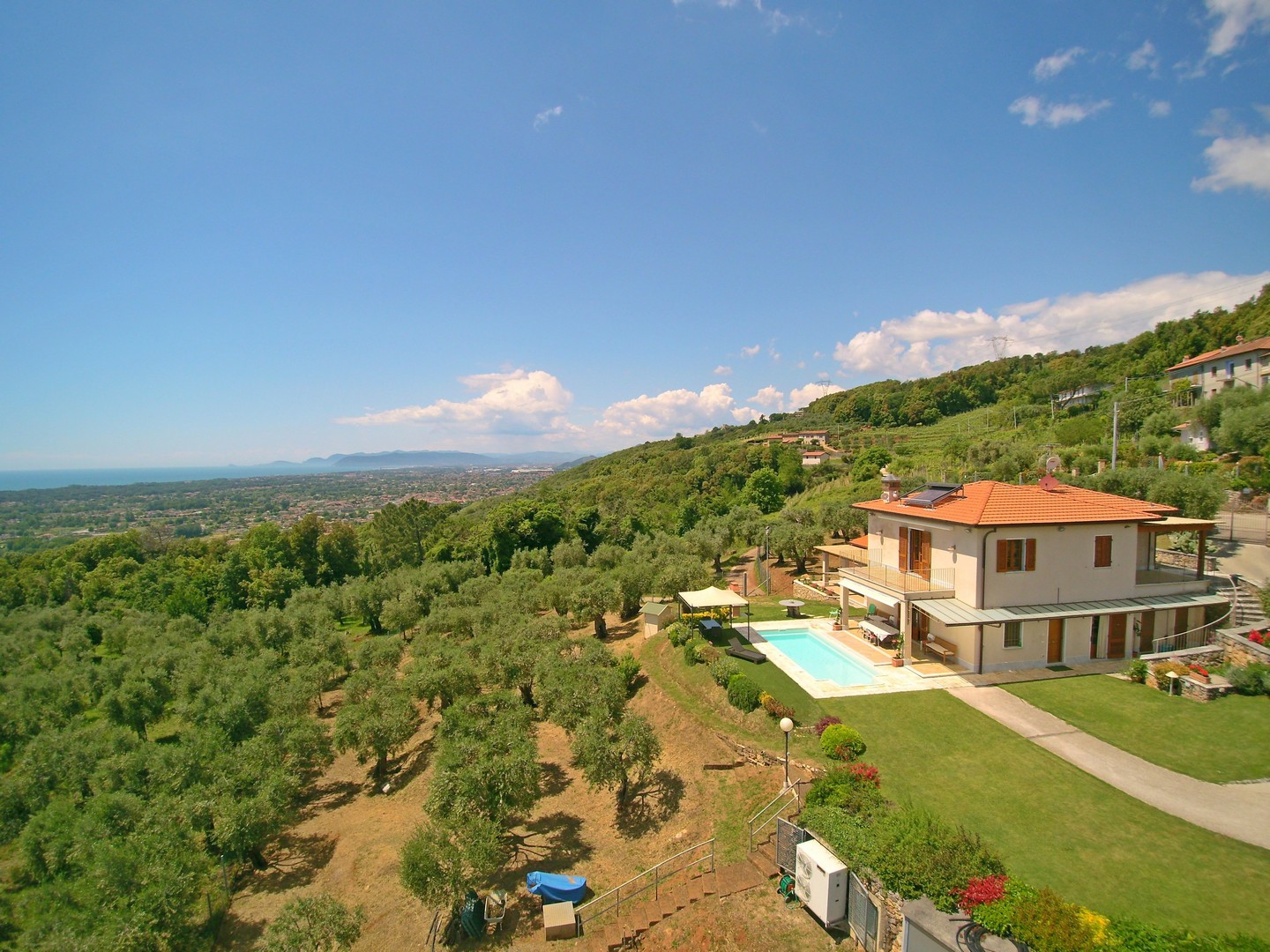 Hochwertige Liegenschaft mit Gästehaus in Versilia