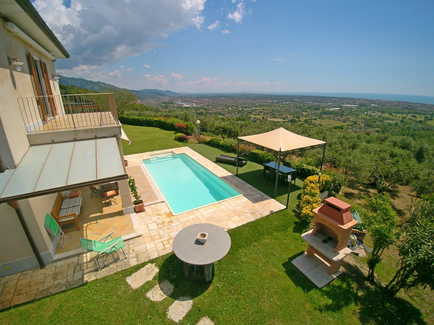 Hochwertige Liegenschaft mit Gästehaus in Versilia