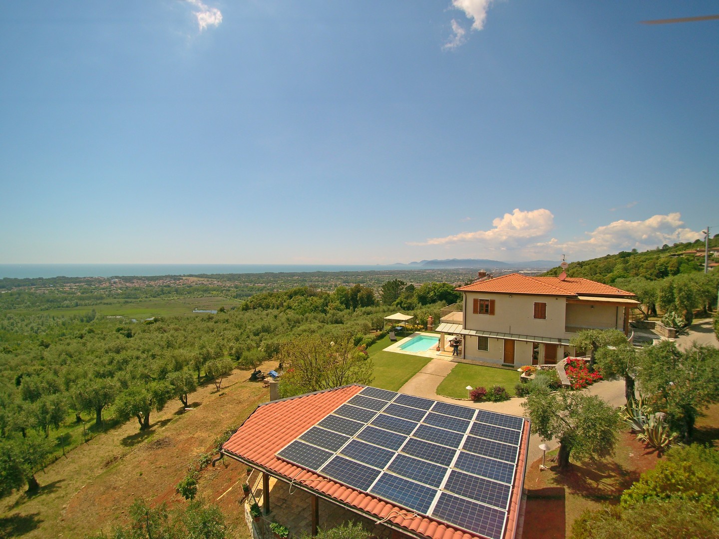 Hochwertige Liegenschaft mit Gästehaus in Versilia