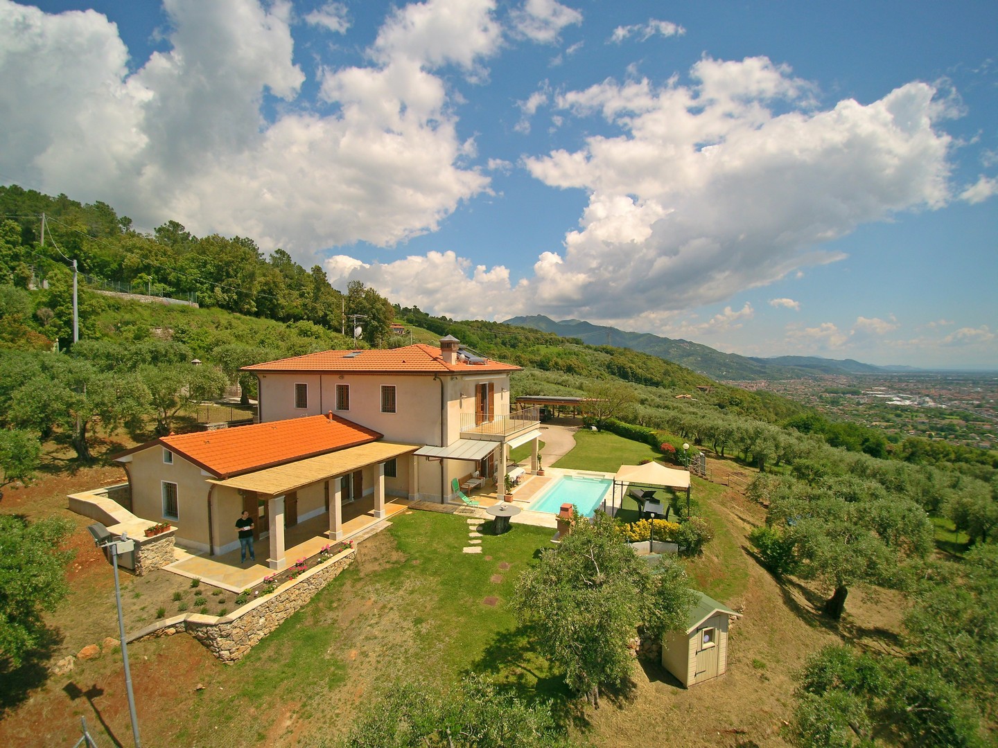 Hochwertige Liegenschaft mit Gästehaus in Versilia