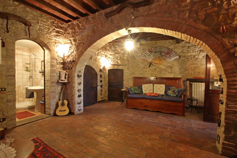 Historic Medieval Tower Near Catignano – Panoramic Tuscan Views