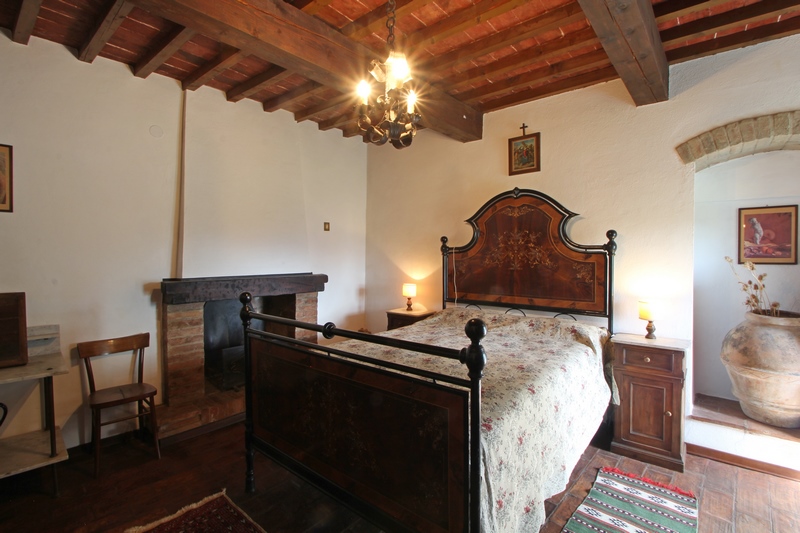 Historic Medieval Tower Near Catignano – Panoramic Tuscan Views