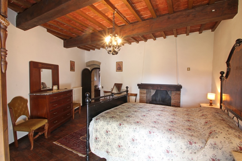Historic Medieval Tower Near Catignano – Panoramic Tuscan Views