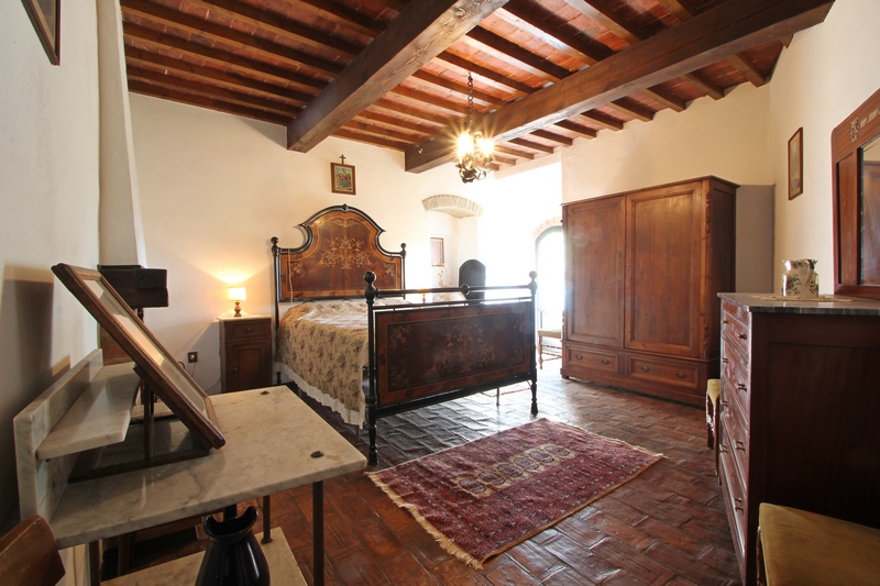 Historic Medieval Tower Near Catignano – Panoramic Tuscan Views
