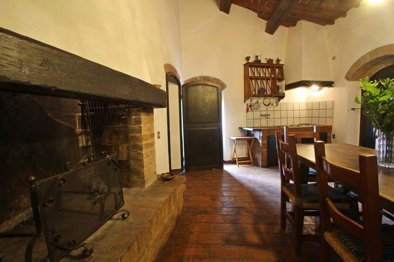 Historic Medieval Tower Near Catignano – Panoramic Tuscan Views