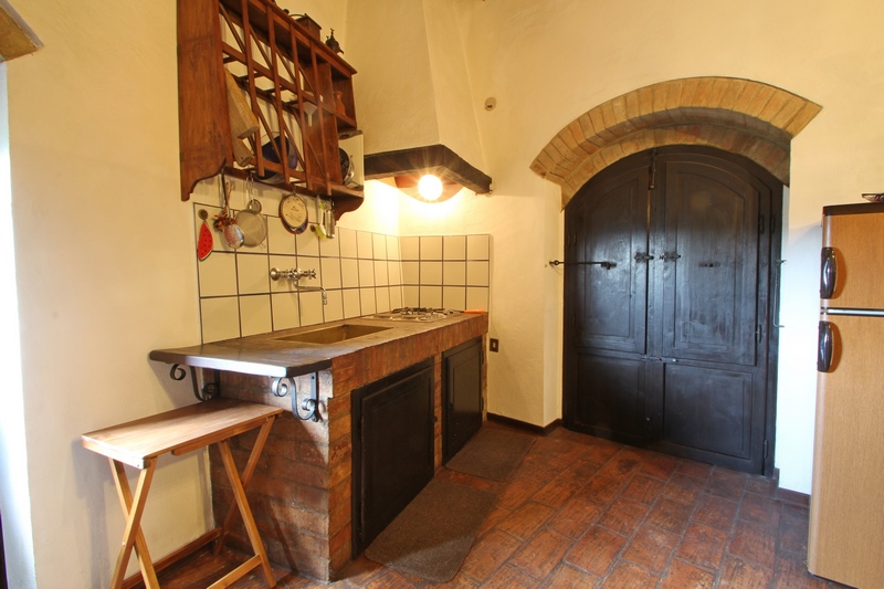 Historic Medieval Tower Near Catignano – Panoramic Tuscan Views