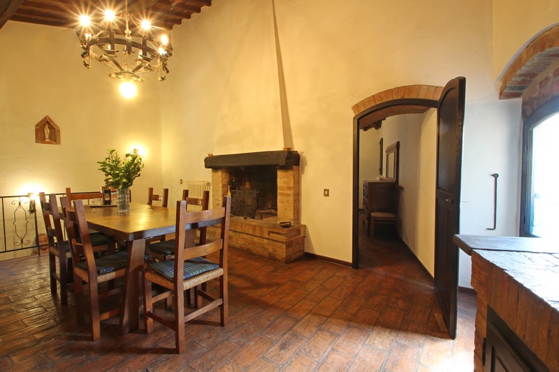 Historic Medieval Tower Near Catignano – Panoramic Tuscan Views