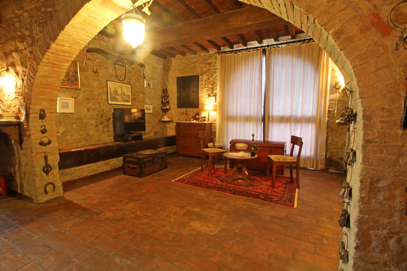 Historic Medieval Tower Near Catignano – Panoramic Tuscan Views