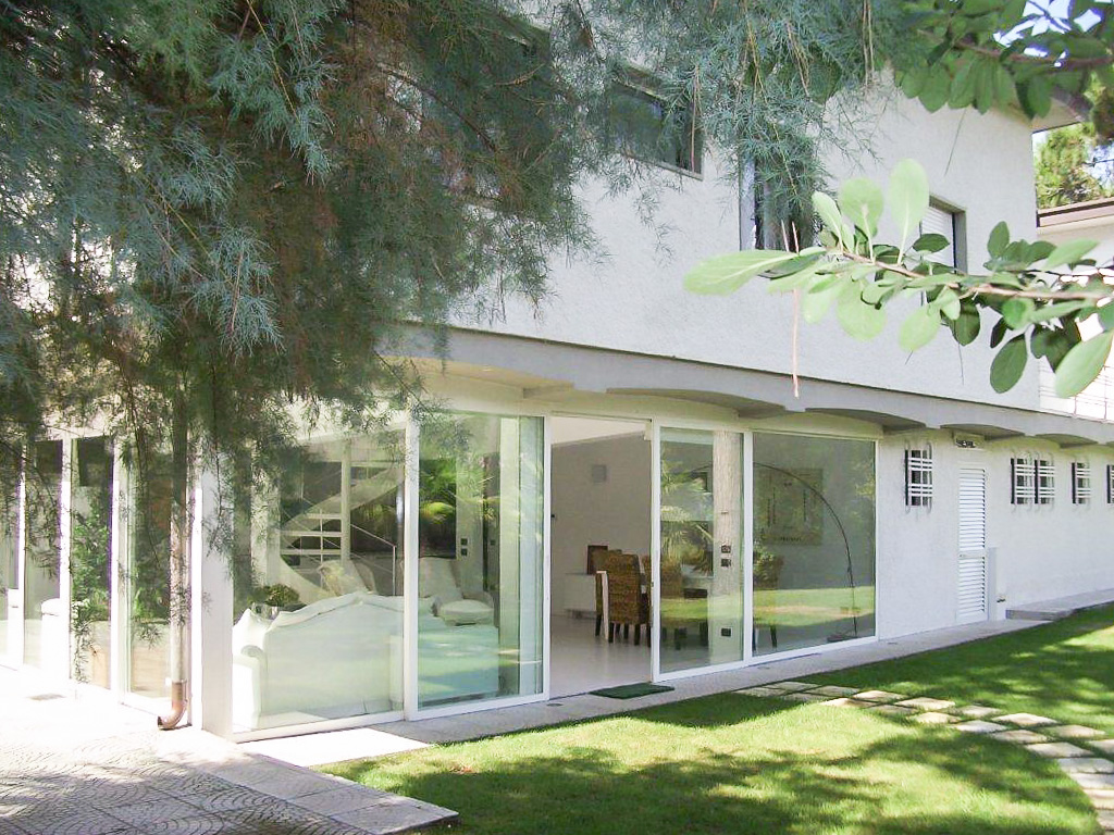Villa di Lusso Vicino Forte dei Marmi – Design Moderno & Piscina Privata