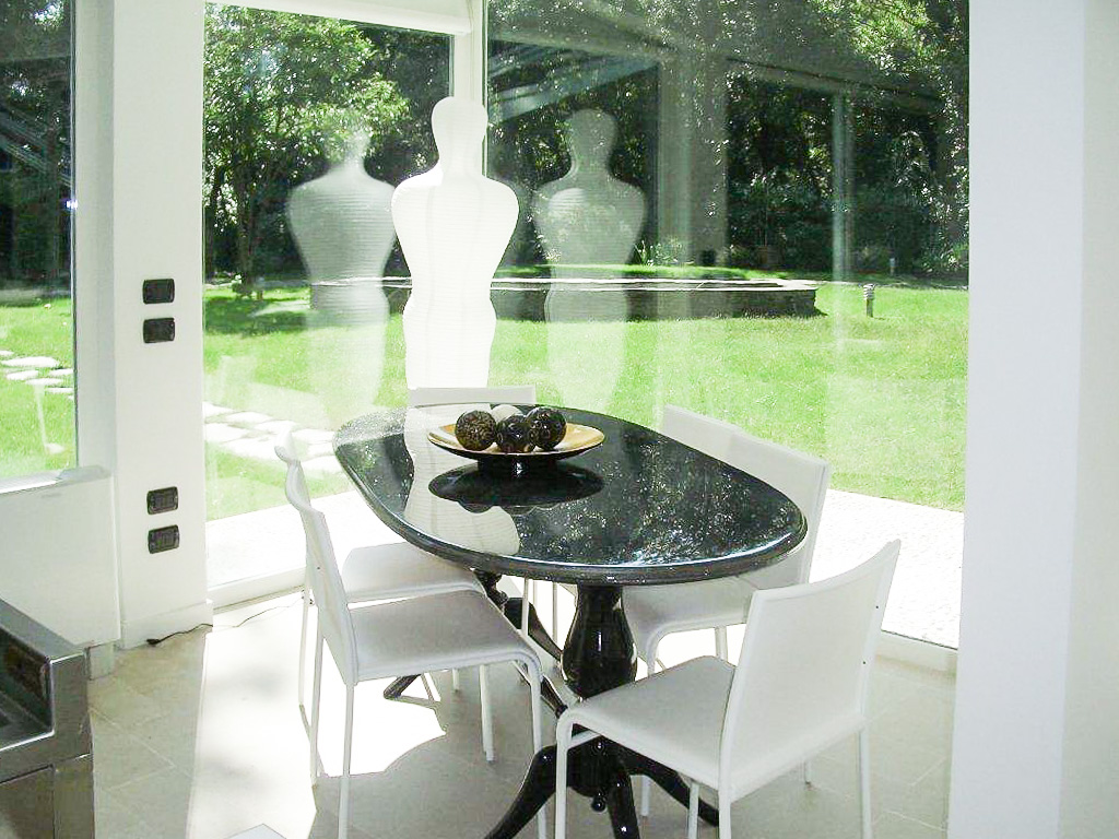 Villa di Lusso Vicino Forte dei Marmi – Design Moderno & Piscina Privata