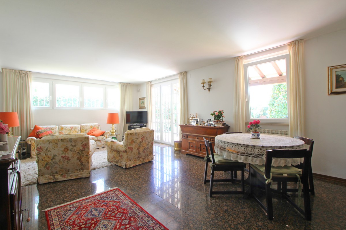 Classica Villa Estiva Vicino a Forte dei Marmi – 1000m dal Mare