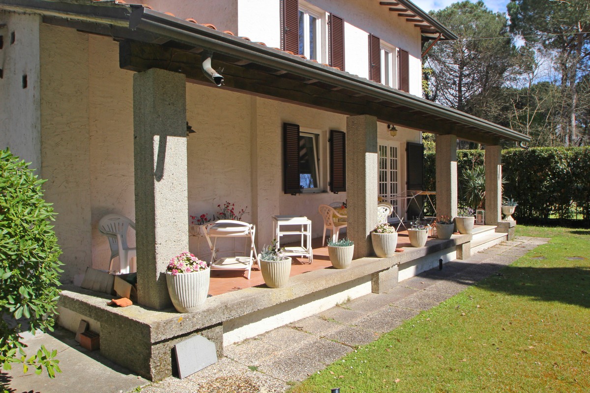 Classica Villa Estiva Vicino a Forte dei Marmi – 1000m dal Mare