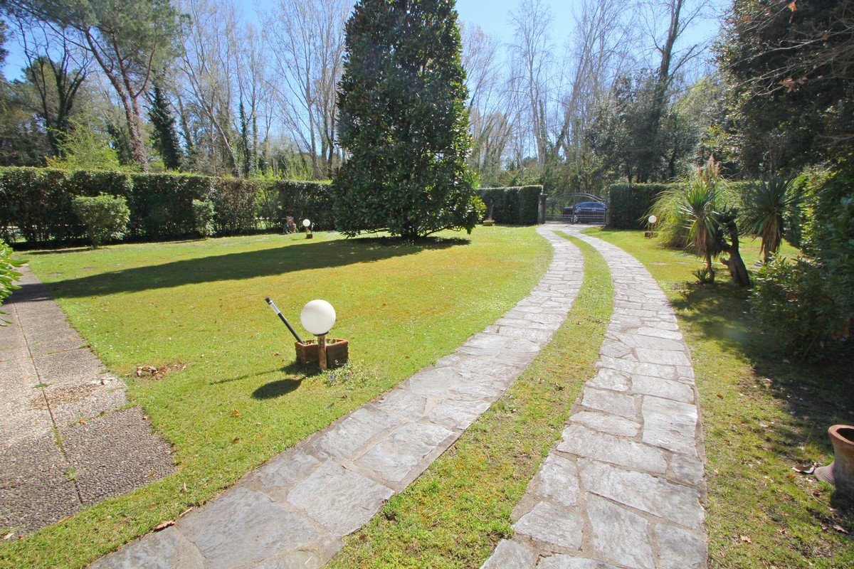 Classica Villa Estiva Vicino a Forte dei Marmi – 1000m dal Mare