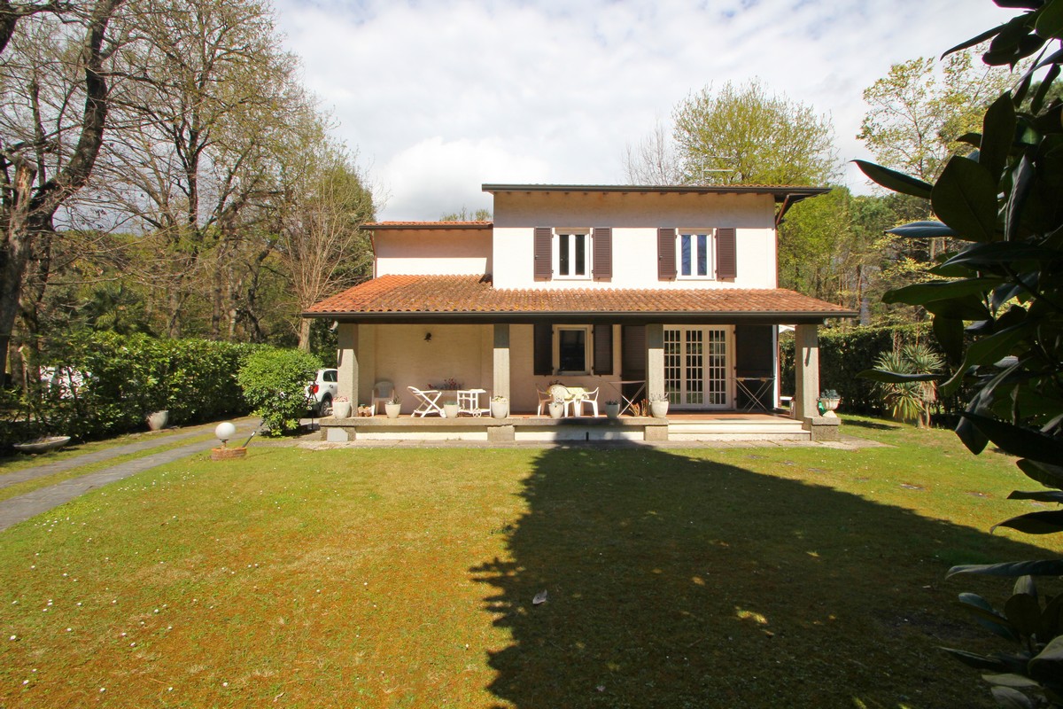 Classica Villa Estiva Vicino a Forte dei Marmi – 1000m dal Mare