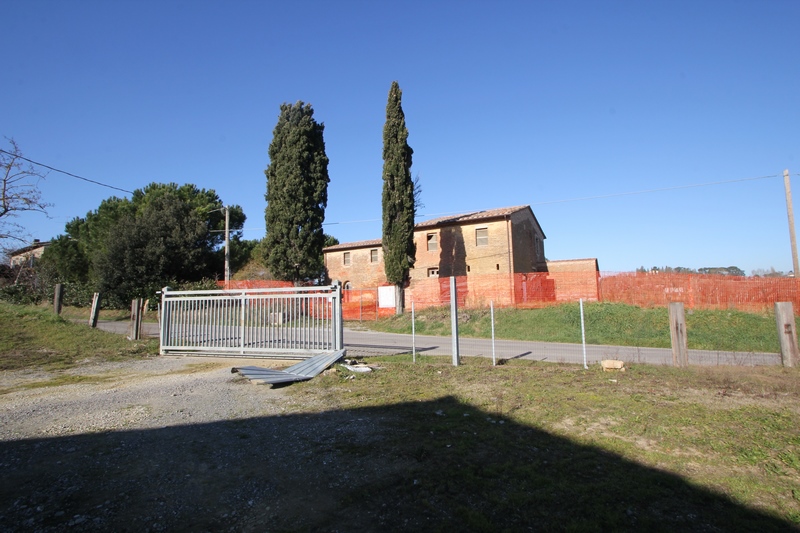 Prestigious Wine Estate with Olive Grove & Agritourism – Tuscany