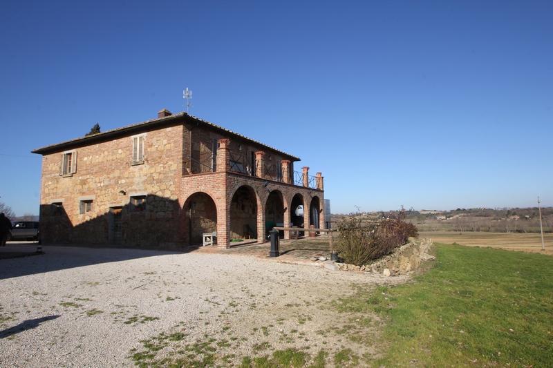 Prestigious Wine Estate with Olive Grove & Agritourism – Tuscany