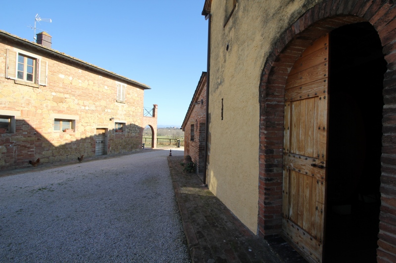 Prestigious Wine Estate with Olive Grove & Agritourism – Tuscany