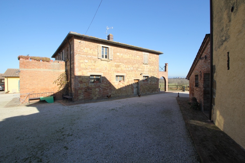 Prestigious Wine Estate with Olive Grove & Agritourism – Tuscany