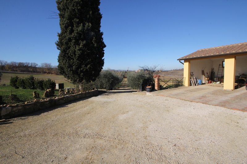 Prestigious Wine Estate with Olive Grove & Agritourism – Tuscany