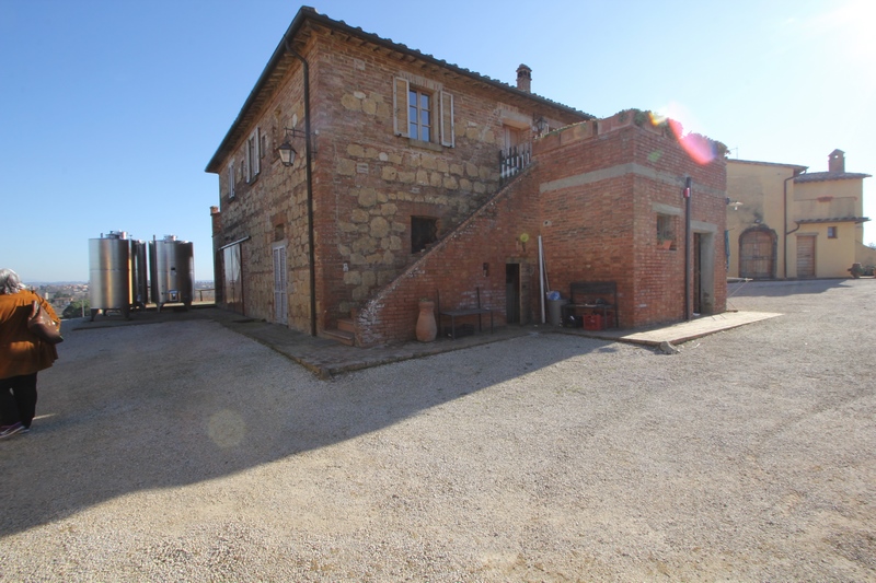 Prestigious Wine Estate with Olive Grove & Agritourism – Tuscany