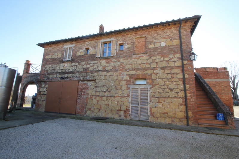 Prestigious Wine Estate with Olive Grove & Agritourism – Tuscany