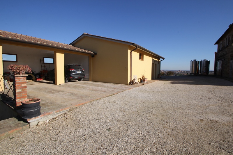 Prestigious Wine Estate with Olive Grove & Agritourism – Tuscany
