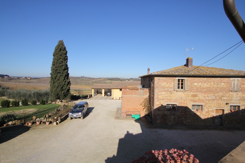 Prestigious Wine Estate with Olive Grove & Agritourism – Tuscany