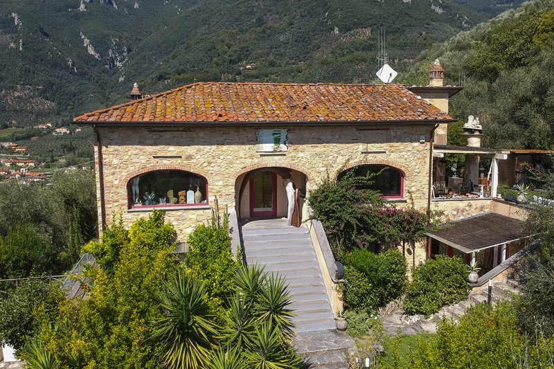 Casale di Lusso in Toscana – Vista Mare, Piscina & Design Artistico Vicino a Camaiore