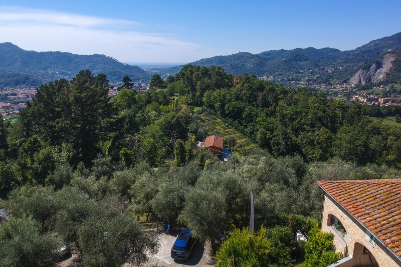 Casale di Lusso in Toscana – Vista Mare, Piscina & Design Artistico Vicino a Camaiore